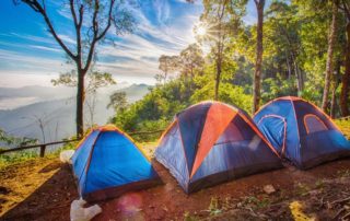 tri satora za kampovanje u sumi