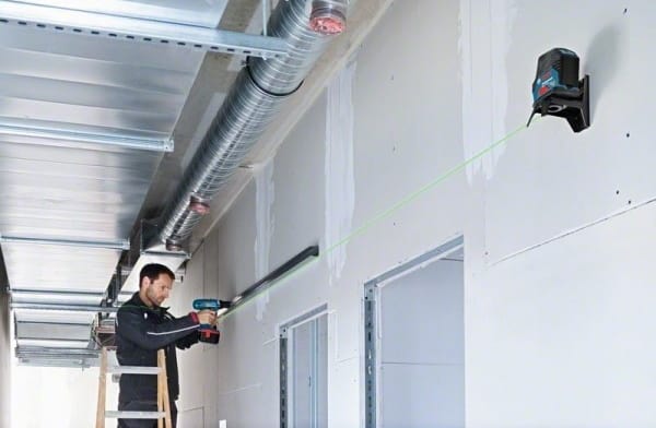 majstor koristi laserski nivelator